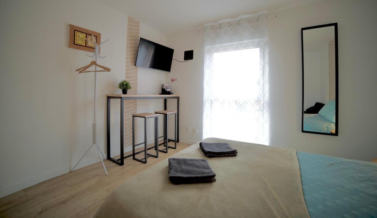 B&B Chez L'Habitant Chambre Privative Sur La Route Des Vins Tv Parking Box Velo Issenheim Exteriör bild