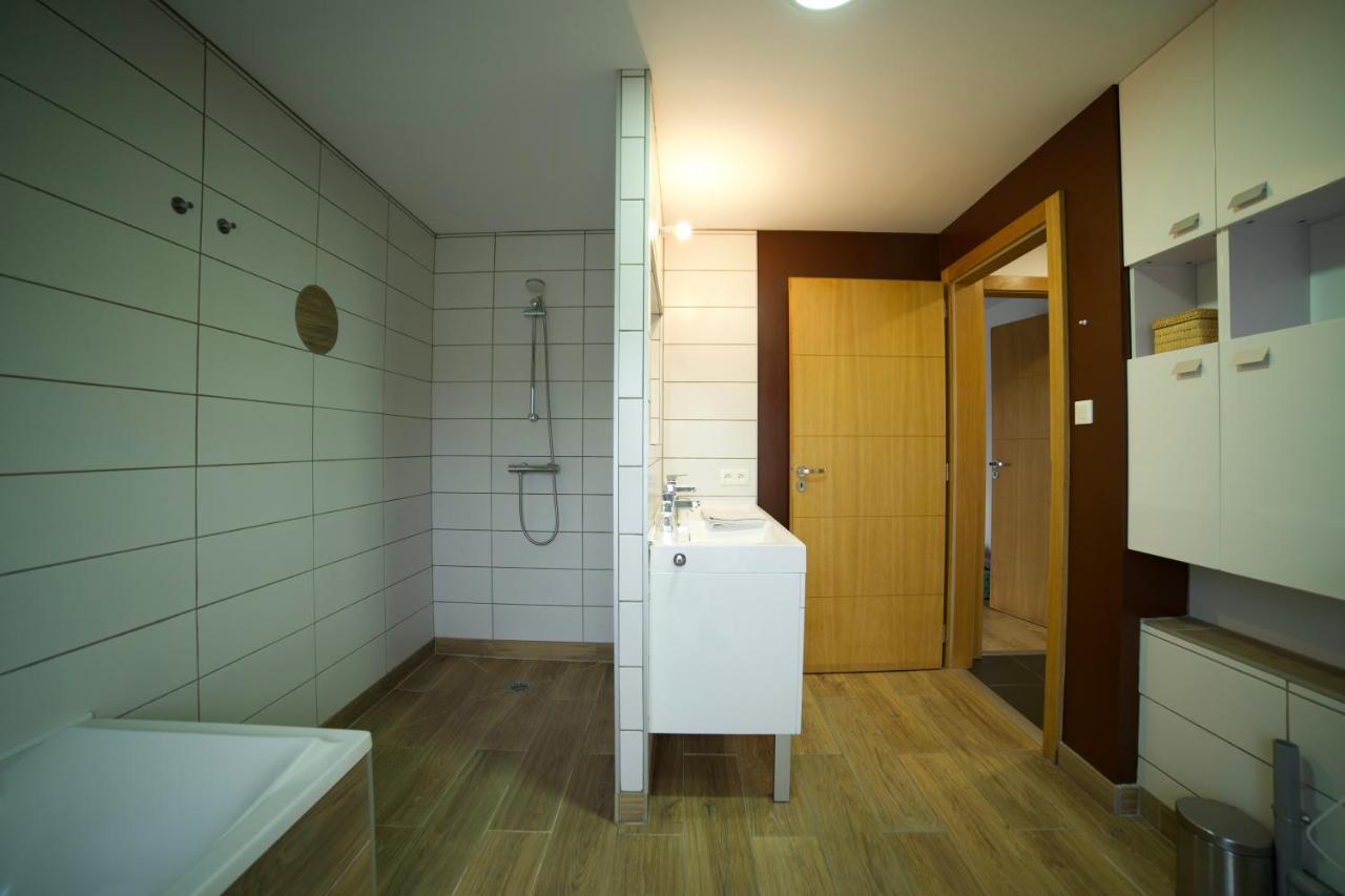 B&B Chez L'Habitant Chambre Privative Sur La Route Des Vins Tv Parking Box Velo Issenheim Exteriör bild